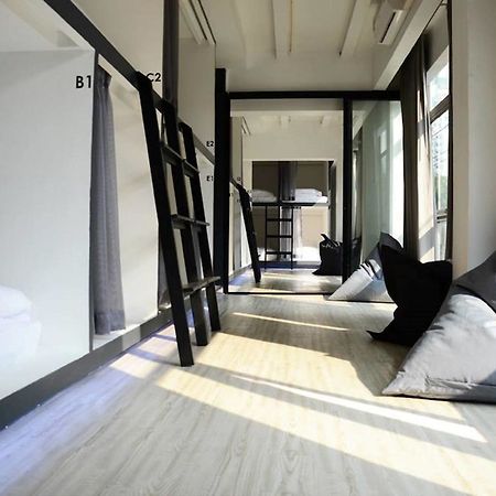 3 Howw Hostel At Sukhumvit 21 Бангкок Экстерьер фото