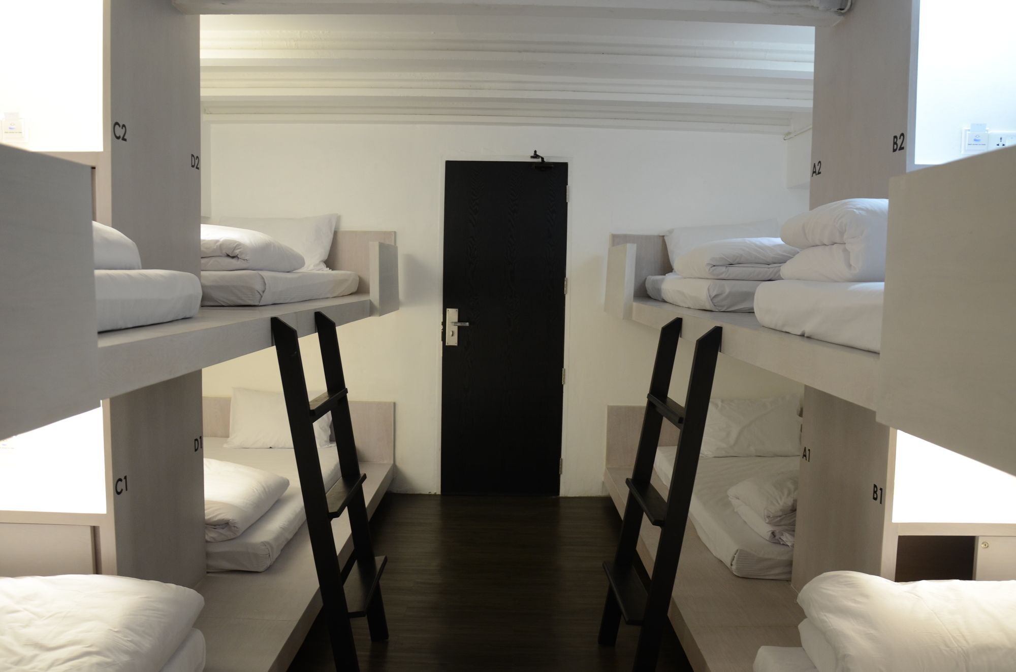 3 Howw Hostel At Sukhumvit 21 Бангкок Экстерьер фото